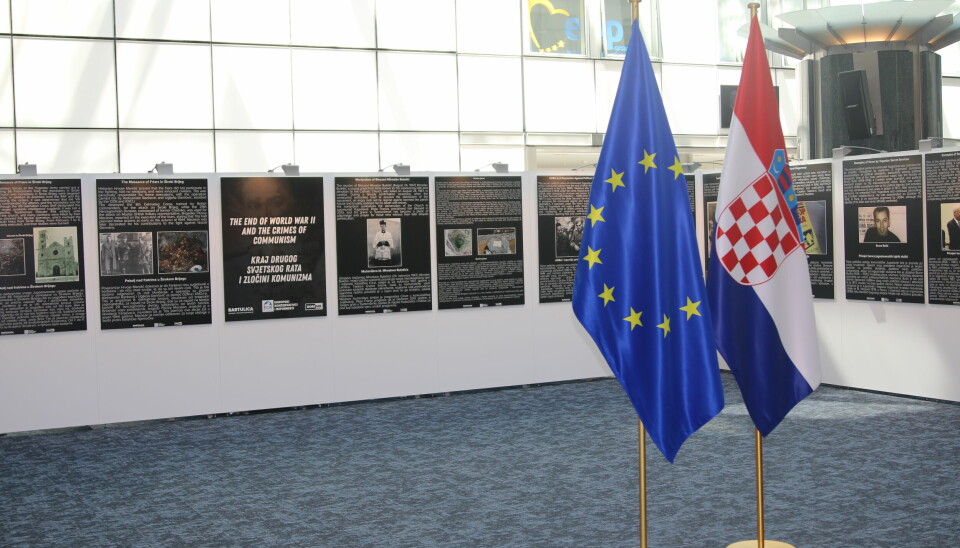SISTE MEDLEM: Kroatia ble medlem av EU i 2013. De er EUs ferskeste medlem. Hvilket land blir neste land til å bli EU-medlem? Bilde av EU-flagg ved siden av Kroatia sitt flagg, inn på EU i Brussel.