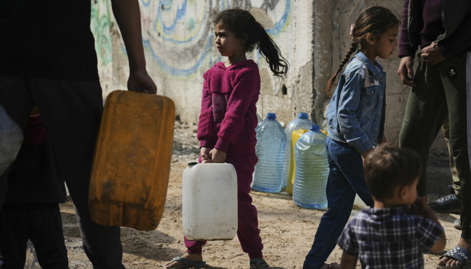 TRENGER VANN: Barn og voksne på Gaza trenger vann og mat. Unicef er redd for at det skal bli mangel på vann framover.