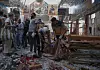 Bildet viser folk som jobber på stedet der en selvmordsbomber angrep i en kirke i Syria søndag. Foto: Omar Sanadiki / AP Photo / NTB