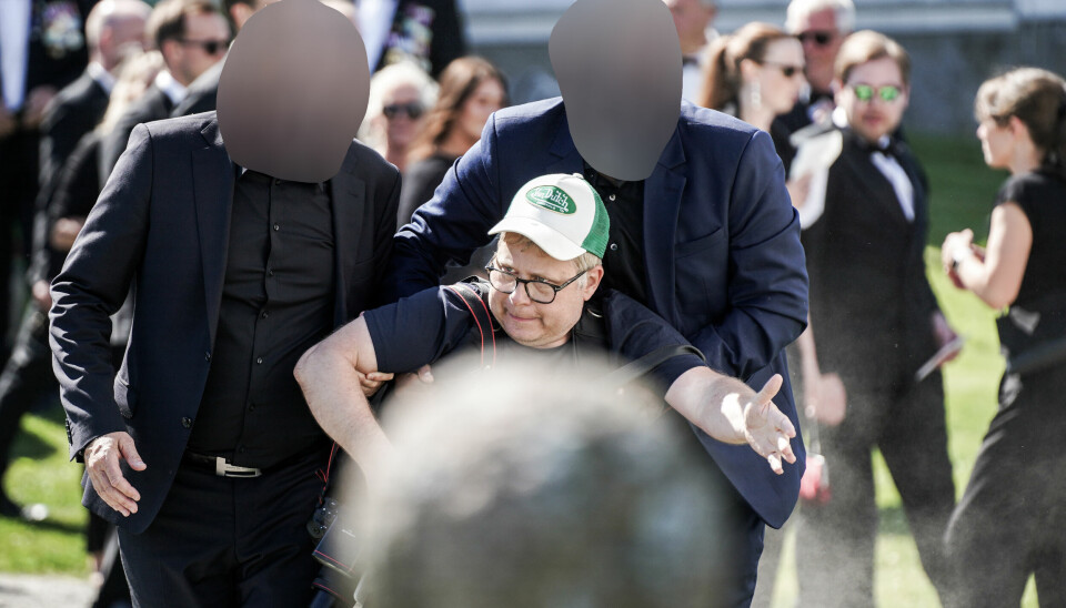 FJERNET: To vakter bærer Se og Hørs fotograf bort. Bildet viser at to vakter bærer en fotograf fra Se og Hør bort fra et arrangement. Foto: Thomas Fure / NTB