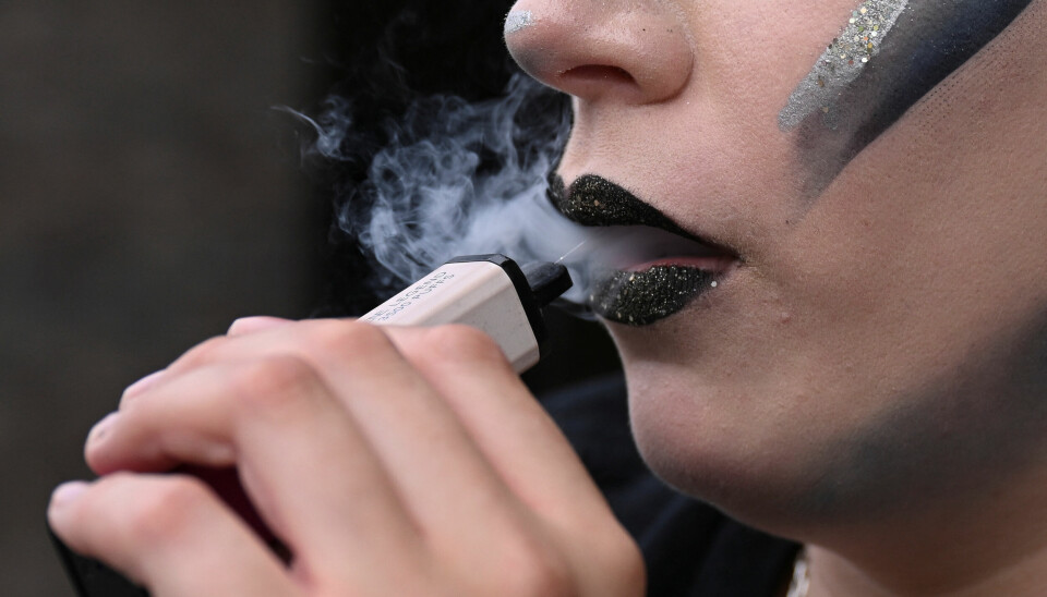 RØYKING: Samtidig som færre røyker daglig, har vaping blitt mer populært blant unge.