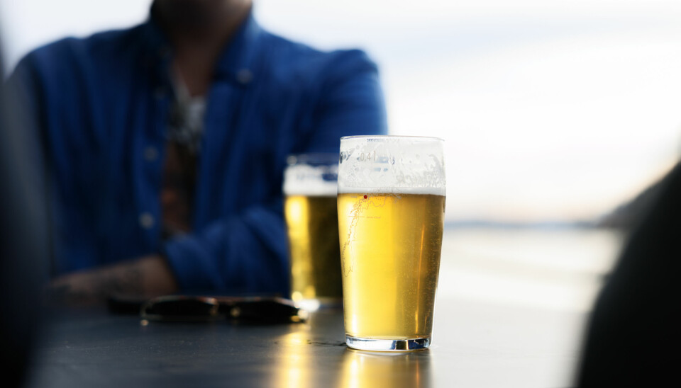 ALKOHOL: Mange voksne nyter noen ekstra glass i sommervarmen. Organisasjonen Av-og-til ber foreldre om å passe på.
