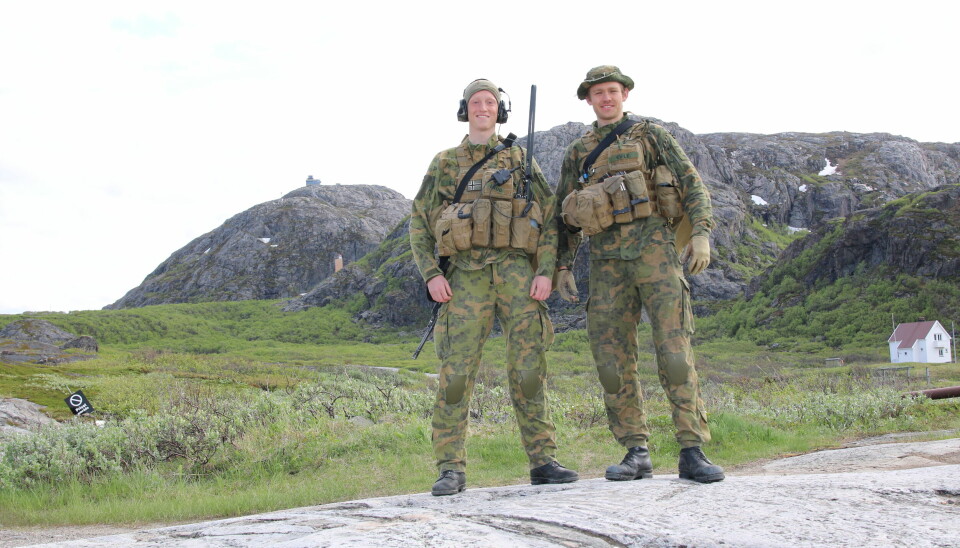 PÅ GRENSA: I Grense Jakobselv i Sør-Varanger møter vi soldatene Lars Werner Laug (t.v) og Oskar Skjefrås Kvile. Bak i det fjerne skimter vi Nato-tårnet OP247. To norske soldater i Grense Jokobselv ved den russiske grensa. Foto: Berit B. Njarga