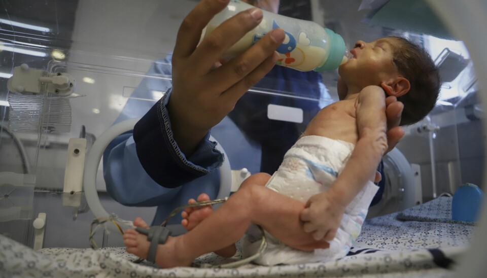 FÅR MAT: En baby får mat 19. juni. Nå er hundrevis av babyer i fare på Gaza, ifølge leger. Bildet viser en baby som får morsmelkerstatning på et sykehus på Gazastripen. Foto: AP Photo / Mariam Dagga / NTB