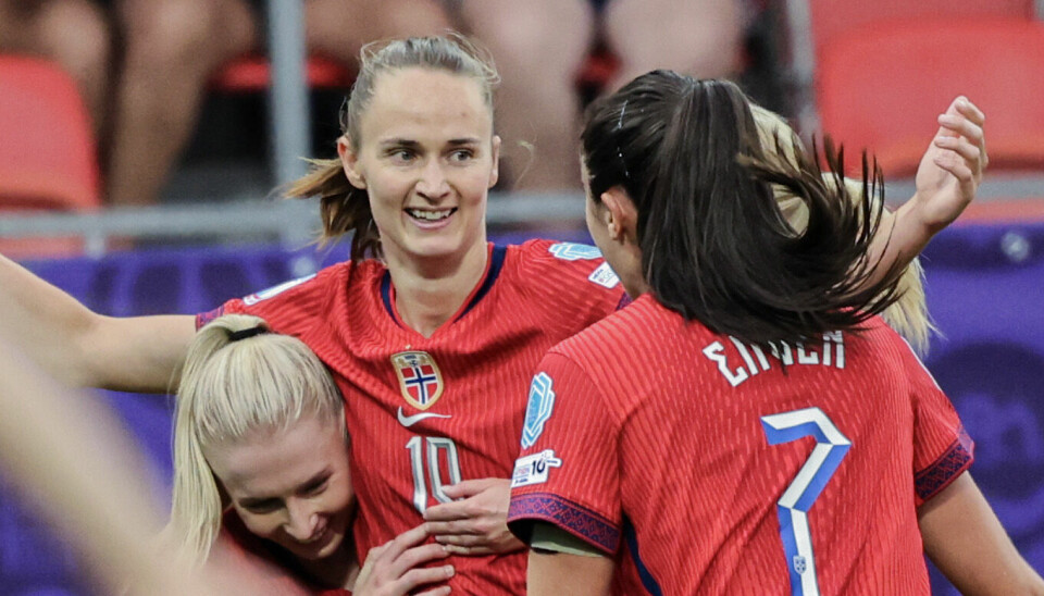 SEIER: Carolina Graham Hansen feirer etter å ha scoret for Norge rett før kampslutt. Norge er nå sikret videre til kvartfinalen. Norske fotballspillere jubler etter en scoring. De har på seg den røde norske landslagsdrakten.