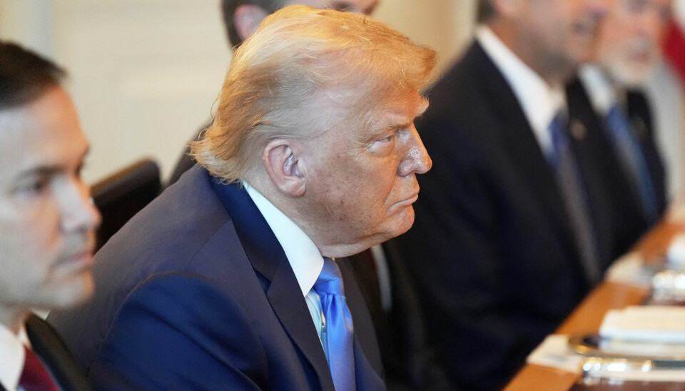TOLL: Donald Trump mener USA har vært for snill med andre land når det gjelder salg av varer. Nå vil han at land skal betale høy toll på flere varer. Donald Trump sitter krokrygget med en blå dress og et blått slips. Han sitter rundt et bord med andre ministre.