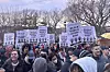 Folk står tett i tett med protestplakater. Flere av dem ber USA slippe fri enkelte studenter.