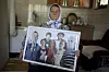 Bilde av Sefika Mustafic som viser bilde av familiemedlemmer hun mistet under folkemordet i Srebrenica. Foto: Armin Durgut