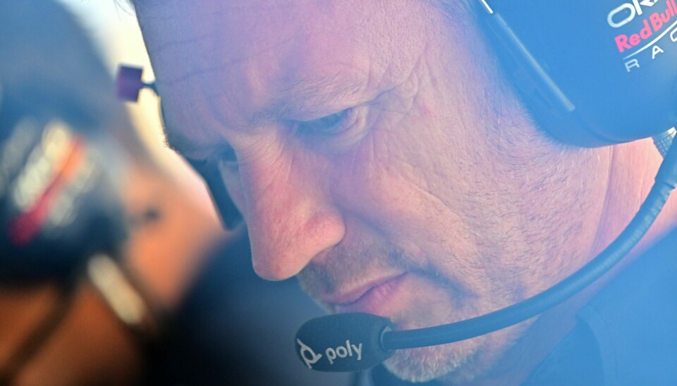 BRÅ SLUTT: Oppsigelsen av formel 1-legenden kom overraskende på. Bildet viser Christian Horner med Red Bull hodetelefoner. Han ser trist ut.