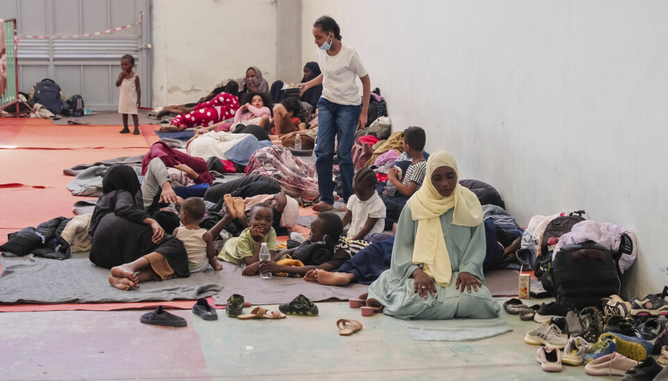 ØKNING: De siste dagene har 2000 mennesker kommet over havet fra Libya. Bildet viser en leir med migranter. En kvinne sitter i forgrunnen. Hun ber.