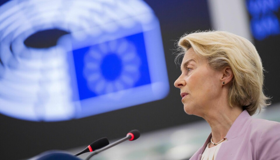 MEDHOLD: Det var alltid liten sjanse for at mistillitsforslaget skulle gå gjennom. Bildet viser Ursula Von der Leyen. Hun er sjef for EU-parlamentet. Uskarpt i bakgrunnen kan man se flagget til EU.