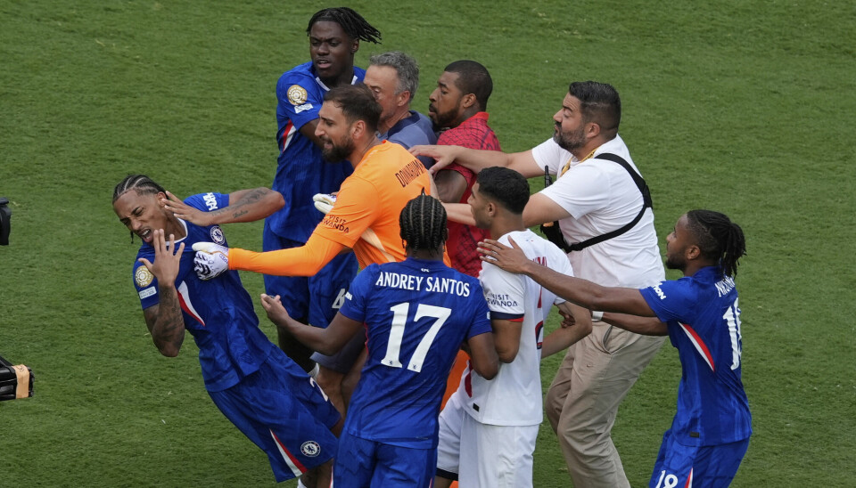 FINALE: Det ble kaos etter finalen mellom Chelsea og Paris Saint-Germain (PSG). João Pedro faller etter at PSG-trener Luis Enrique viftet hendene i ansiktet hans. Flere fotballspillere og trenere dytter på hverandre. En Chelsea-spiller holder seg til ansiktet.