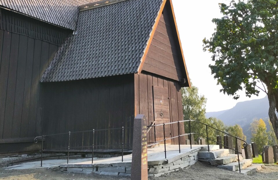 UNIVERSELL UTFORMING: Ringebu kirke har en rampe på vei til inngangen sin. Dette er universell utforming. De gjør kirka tilgjengelig for alle. En rampe opp til Ringebu kirke.