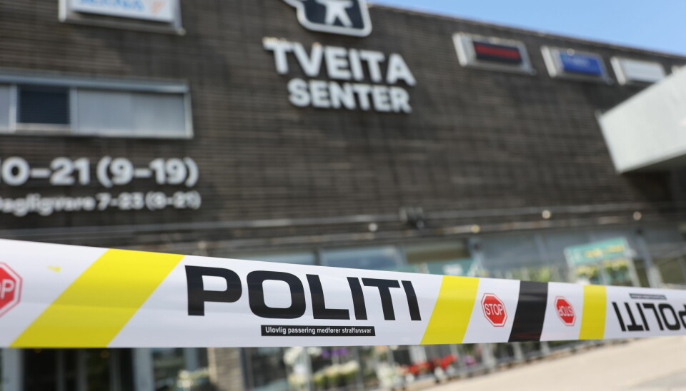SPERRET AV: Politiet sperret av Tveita senter i Oslo etter skyting lørdag. En mann ble skutt, og en kvinne ble lettere skadd. Politibånd foran Tveita senter. Logoen til Tveita senter er øverst på bygget.