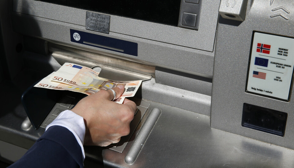 UNNGÅ DYR FERIE: Hvor du reiser og hvordan du betaler i utlandet, kan gjøre ferien ekstra kostbar. Bilde av minibank med uttak av eurosedler. Foto. Vidar Ruud / NTB