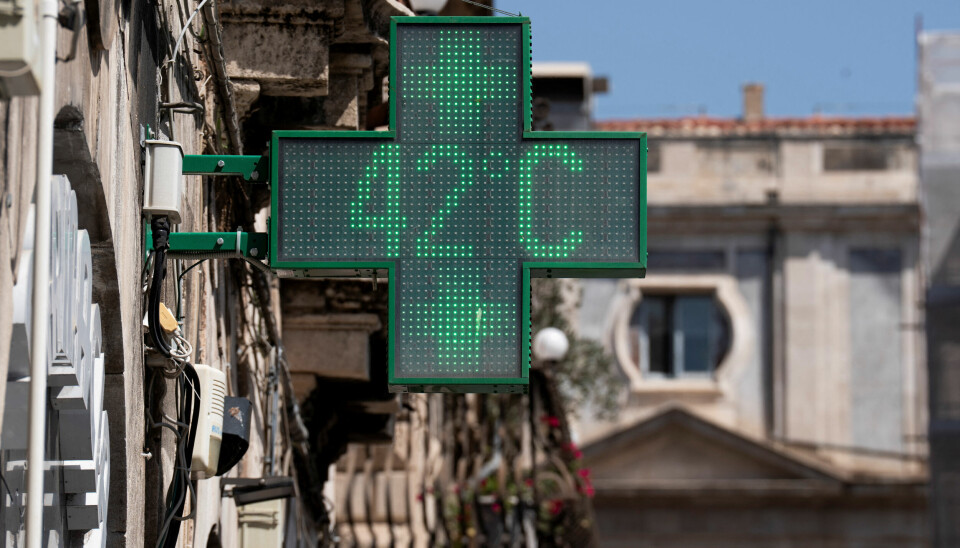 DET FARLIGE TALLET: 42 grader i luften er varmt. 42 grader i kroppen er alt for varmt. Bildet viser et neonskilt utenfor et apotek i Italia. Skiltet viser at det er 42 grader ute.