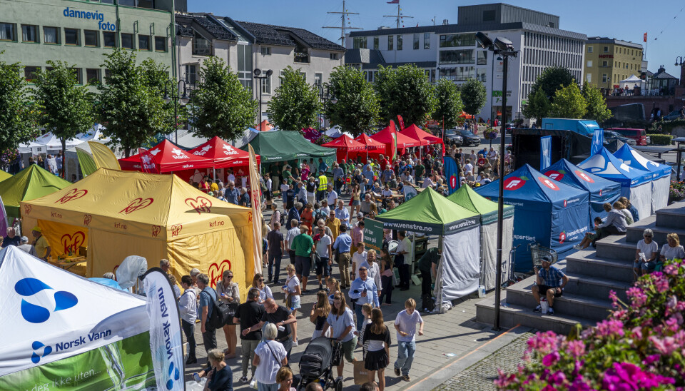 VALGKAMP: Alle partiene vil gjøre sitt beste for å hanke inn flest velgere. Bildet viser stands fra flere politiske partier under Arendalsuka i 2023.