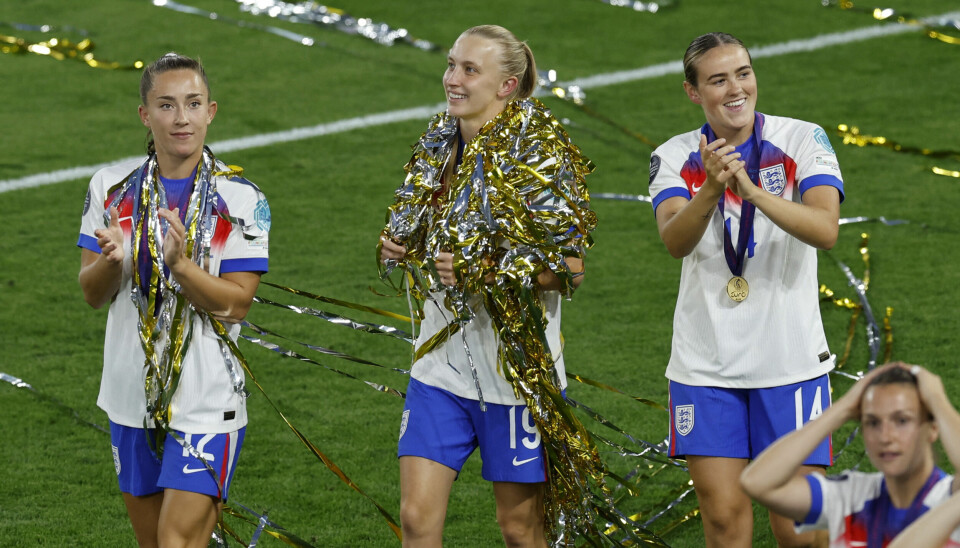 SEIER: England har vunnet to EM på rad. Det forrige var i 2022. Bildet viser spillerne Agnes Beever-Jones, Grace Clinton og Maya Le Tissier. De feirer etter seieren. De har gullbånd rundt seg