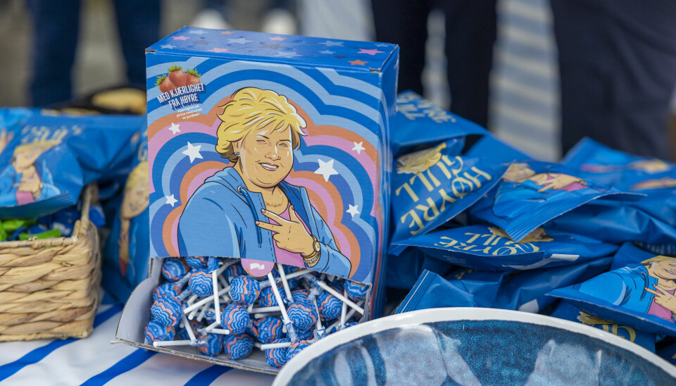 VALGKAMP: Godteri og merch er vanlig under en valgkamp. Partiene gjør alt de kan for at du skal huske akkurat dem. Kjærlighet på pinne med Høyre-farger og et bilde av Erna Solberg som en tegneseriefigur. Bak ligger det potetgullposer med samme stil.