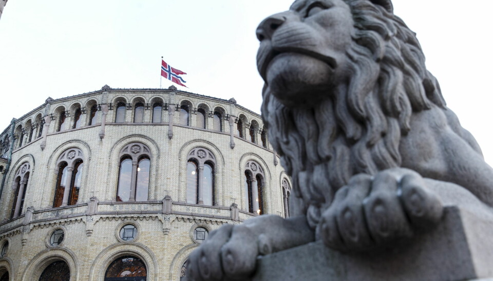 POLITIKK: Mange nye partier har et ønske om å komme seg inn på Stortinget. Der kan de få være med på å bestemme i ulike saker. Stortinget med løvestatuen foran seg.