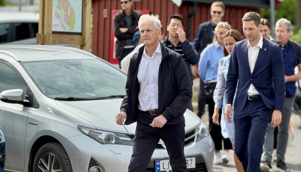 TØNSBERG: Statsminister Jonas Gahr Støre på vei til å holde pressekonferanse på Husøy i Tønsberg.