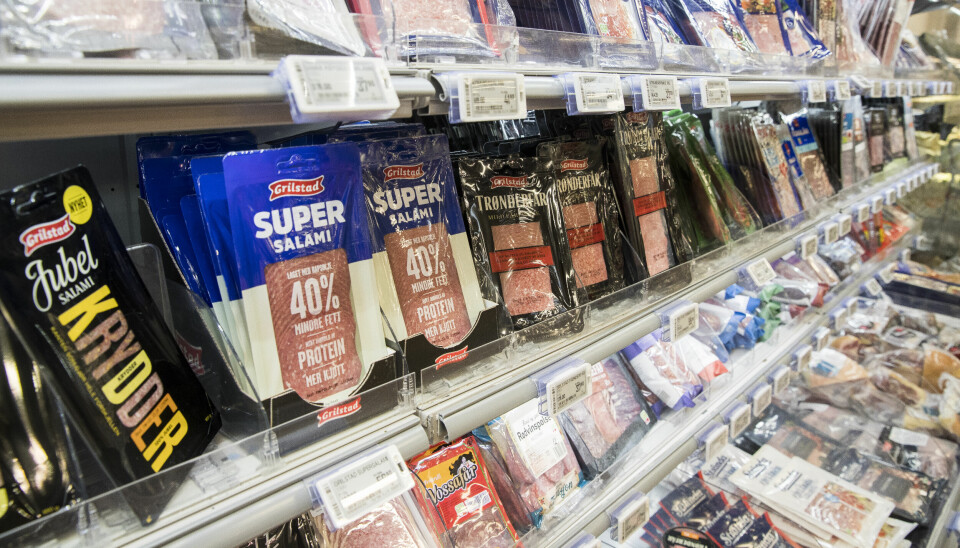 PÅ OG I: Alt som er laget av plast slipper fra seg mikroplast. Det havner fort i maten vår. Så i kroppen vår. Bildet viser en butikkhylle med kjøttpålegg. Alt er pakket inn i plast-