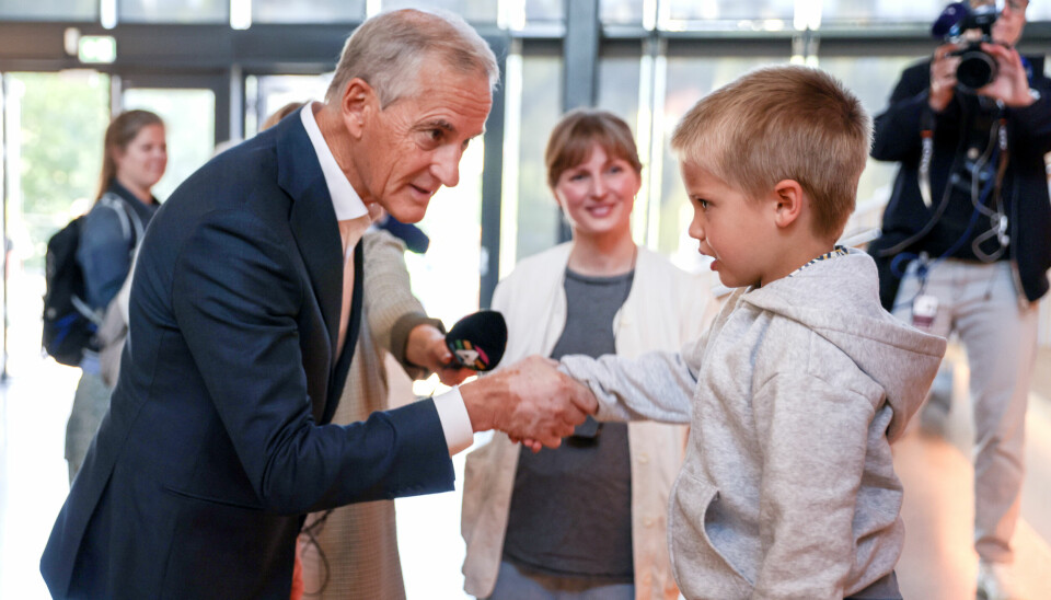 SKOLESTART: Statsminister Jonas Gahr Støre (Ap) var med på skolestart for førsteklassinger på en barneskole skole i Oslo i fjor. Her hilser Støre på en av de nye elevene.