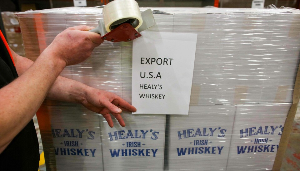 EKSTRA KOSTNAD: I april allerede fikk Irland 20 prosent toll. Disse kassene med irsk whiskey blir nå mye dyrere å eksportere til USA. Bildet viser en tralle med flere esker med whiskey. På pakningen er det teipet en lapp hvor det står 'EXPORT USA'