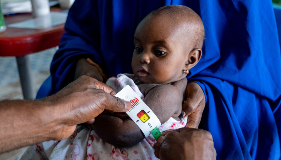 DRAMATISK ØKNING: Bare nordvest i Nigeria har Leger Uten Grenser allerede behandlet nesten 100.000 barn for akutt, alvorlig og moderat underernæring i år. Bildet viser et spedbarn som får armen sin målt på en helsestasjon. Hun er på gult område på målebåndet, men grenser til rødt.