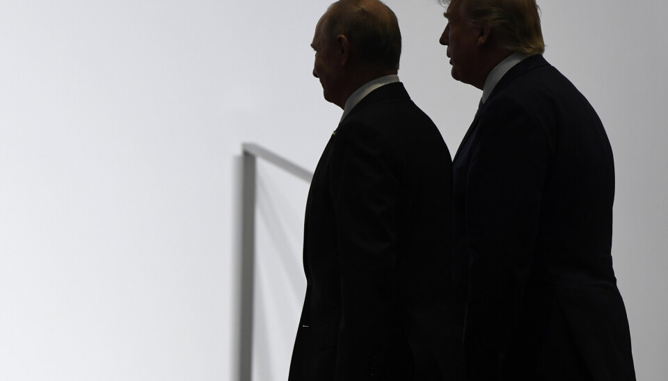 I 2019: Her er presidentene i Russland og USA på bilde sammen i 2019. Bildet viser president Donald Trump og president Vladimir Putin som går sammen i 2019. Foto: AP Photo / Susan Walsh / NTB