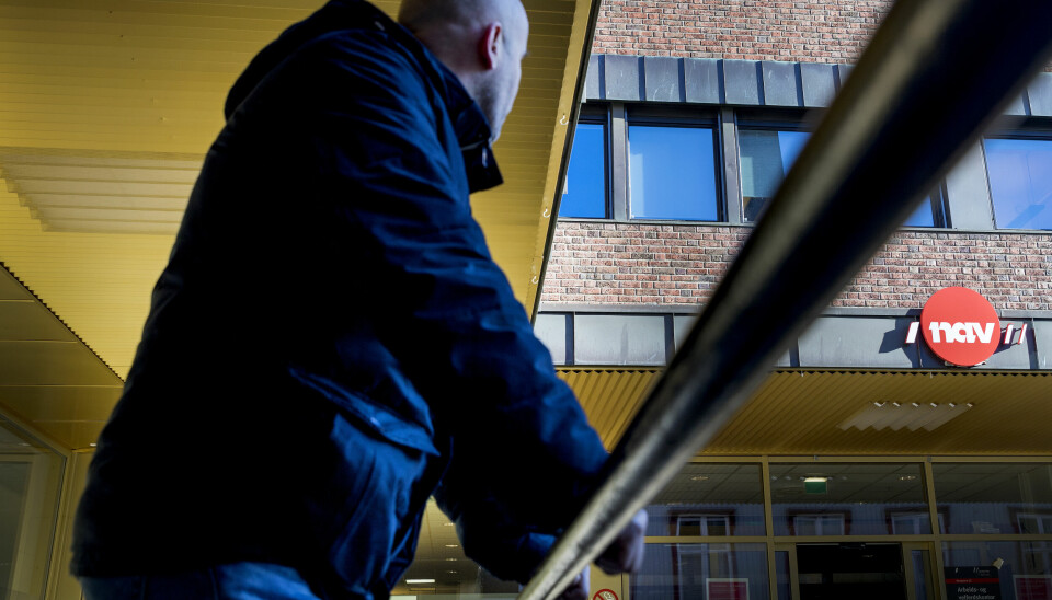 UTENFOR I ARBEIDSLIVET: Nav er bekymret over at det er mange som er utenfor i arbeidslivet. Bildet viser en mann som står utenfor et Nav-kontor. Foto: Gorm Kallestad / NTB
