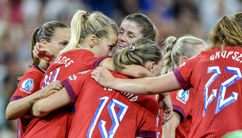 FOTBALL: Maren Mjelde gir seg på landslaget. Hun har vært Norge sin kaptein siden 2015. Norges landslagskvinner klemmer kaptein Maren Mjelde. Dette er under en kamp.