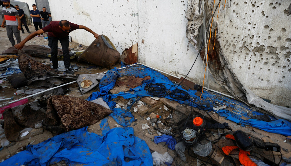 ANGREP: Flere mediefolk ble drept i et angrep. Bildet viser stedet der flere mediefolk skal ha blitt drept utenfor et sykehus i Gaza. Foto: Mahmoud Issa / Reuters / NTB