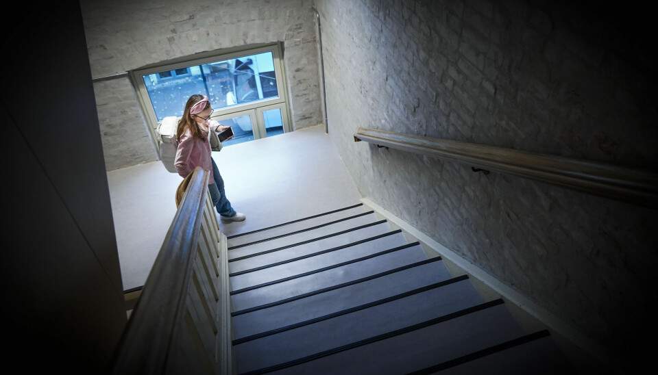 ET STILLESITTENDE LIV: I dag starter barn på skolen når de er seks år gamle. Fra første dag forventer vi at de skal sitte stille i mange timer, skriver Helene Bergan.