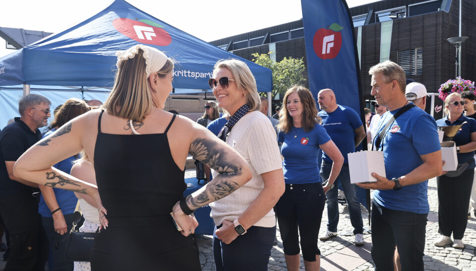 FRP-LEDEREN: Sylvi Listhaug leder Frp. De har gjort det bra på meningsmålingene i lang tid. Bildet viser Frp-leder Sylvi Listhaug som snakker med en person. Foto: Geir Olsen / NTB