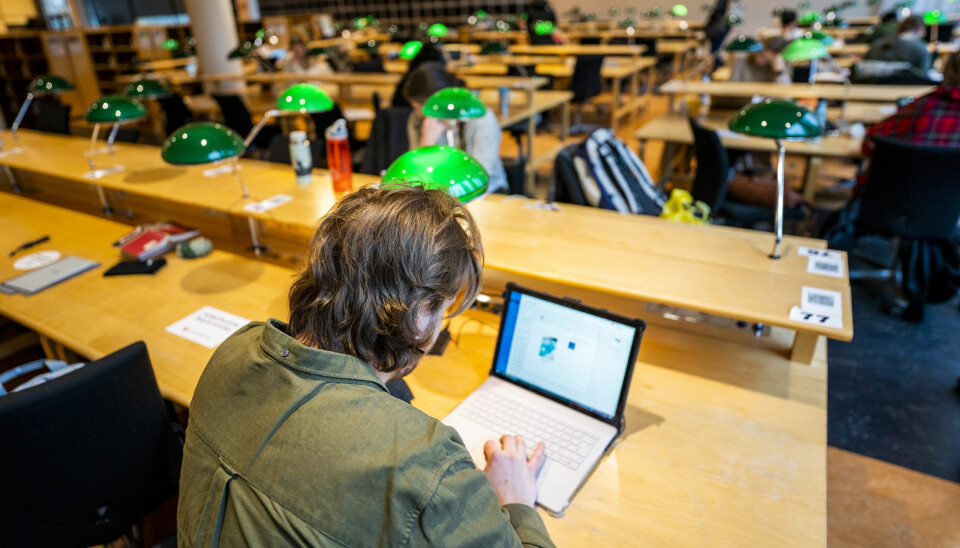 LESING: Studenter har blitt dårligere til å lese, sier professor.