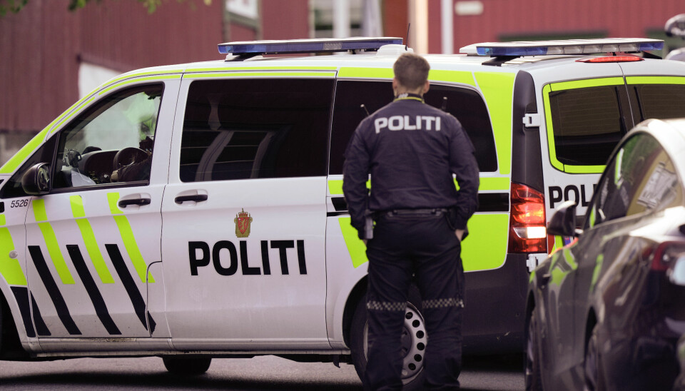 ETTERFORSKER: Politiet etterforsker et drap. Det skjedde på Kampen i Oslo i helga. Bildet viser politifolk på Kampen i Oslo, der en kvinne ble drept i helgen. Foto: Terje Bendiksby / NTB