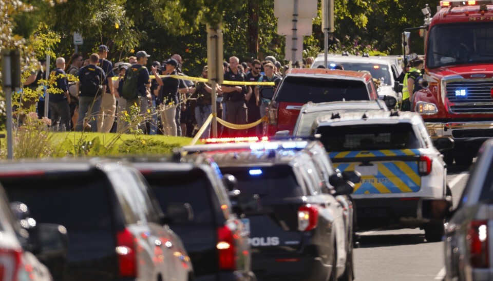 SKYTING: To barn ble drept i en skyting i USA onsdag. Bildet viser politifolk utenfor skolen der en mann skjøt mot elever onsdag. Skytingen skjedde i Minneapolis i USA. Foto: Bruce Kluckhohn / AP / NTB