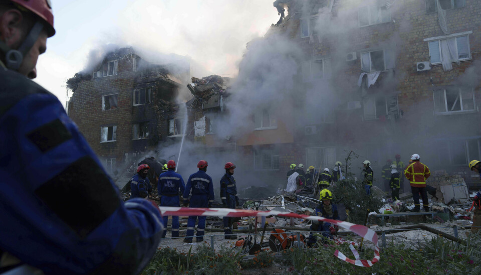 ANGREP KYIV: Russland angrep hovedstaden til Ukraina. Bildet viser folk som jobber på stedene der russerne angrep Kyiv natt til torsdag. Foto:
Evgeniy Maloletka / AP / NTB