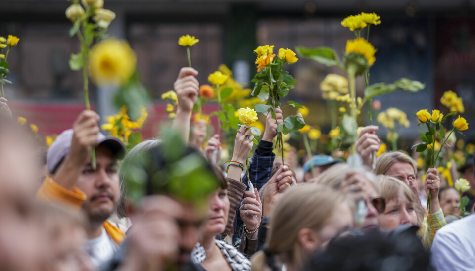 ROSETOG FOR TAMIMA: Rundt 30 000 personer møtte opp på Youngstorget i Oslo søndag. De hedret Tamima med gule roser.