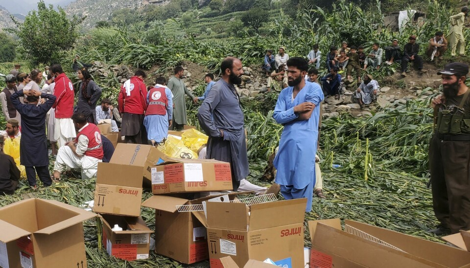 JORDSKJELV: Et jordskjelv har ført til flere hundre døde i Afghanistan. Bildet viser hjelpearbeidere i Afghanistan. Foto: Hedayat Shah / AP / NTB