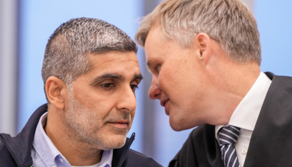 RETTSSAK: Arfan Bhatti (til venstre) mener han ikke har gjort noe galt. Tirsdag morgen startet rettssaken mot ham.