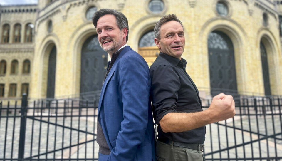 VALG: Disse to kan avgjøre om valget vipper fra den ene siden til den andre. Til venstre er Dag-Inge Ulstein. Han er leder for KrF. Til høyre er MDG sin leder Arild Hermstad. Dag-Inge Ulstein til venstre med en blå dress foran inngangsdøren til Stortinget. Til høyre står Arild Hermstad med knyttet neve, bukse og svart skjorte. Begge smiler.