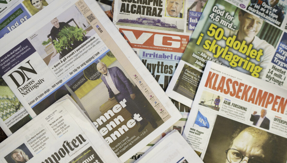 MEDIER: Menn blir ringt inn som eksperter i mediene, mens kvinner blir intervjuet som privatpersoner. Aviser ligger på et bord oppå hverandre. Klassekampen, VG, DN, Aftenposten, Finansavisen, Nationen.