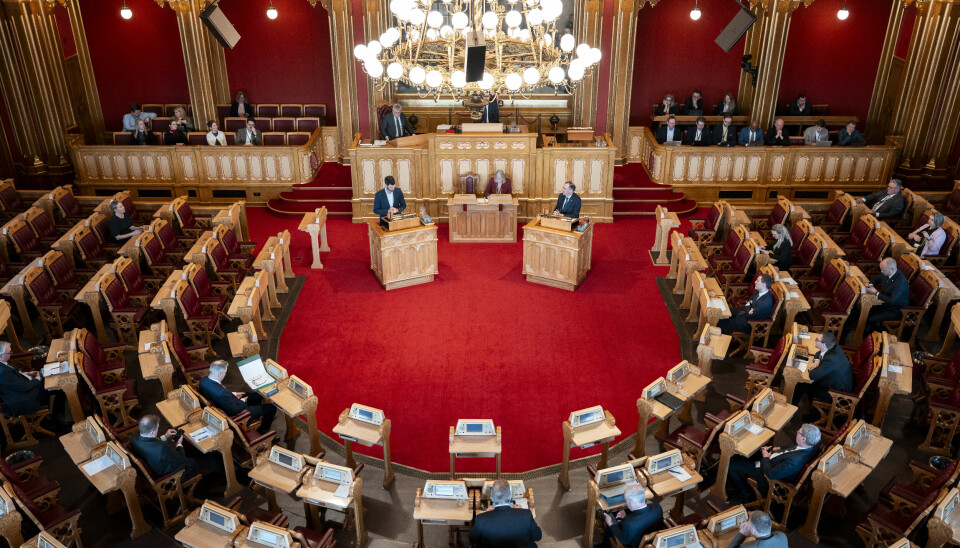 VALG: Valget er over og kampen om makta starter. Stortingssalen med rødt teppegulv, masse pulter rundt hvor det sitter folk på de ulike plassene.