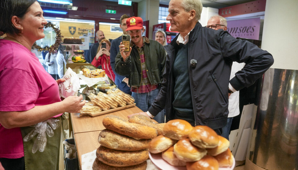 MAT: – Jeg er veldig tilhenger av skolemat, sier Jonas Gahr Støre. Bildet viser Jonas Gahr Støre som bestiller mat på en kafe. Foto: Javad Parsa / NTB