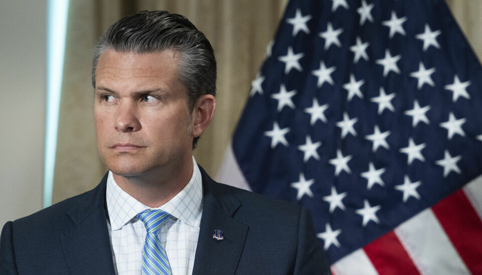 FORVENTET: Pete Hegseth og Donald Trump har snakket om å endre navnet på departementet siden august. Bildet viser krigsminister Pete Hegseth. I bakgrunnen henger et amerikansk flagg.