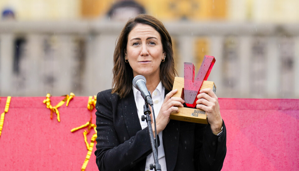 BARNAS VALG: Arbeiderpartiet vant Barnas Valg. Arbeidsminister Tonje Brenna tok imot premien fra valget fredag.