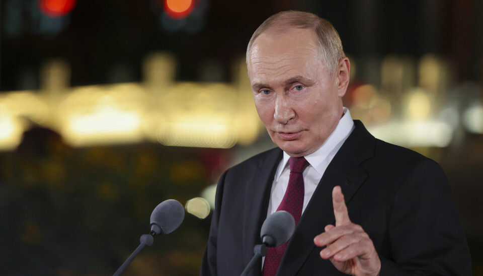 ADVARER: Vladimir Putin forteller at russisk militære vil se på vestlige styrker i Ukraina som fiendtlige. Bildet viser Russland sin president Vladimir Putin. Han står på en talerstol og holder opp en streng pekefinger.