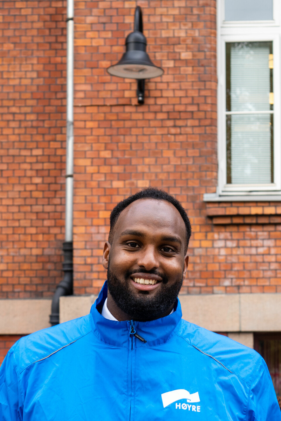 GOD STEMNING: En av tingene Mahammed setter pris på med det norske demokratiet er at alle folk fra alle partier kan prate og ha det hyggelig sammen. Bildet viser Høyre-politiker Ismail Mahammed.